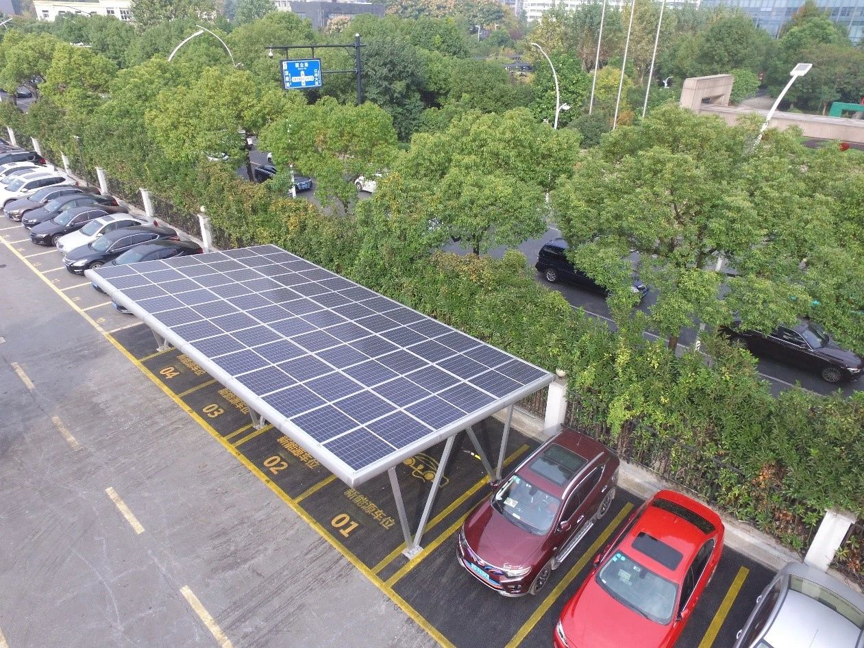 充电停车两不误 | 会发电的停车棚成光伏新宠！